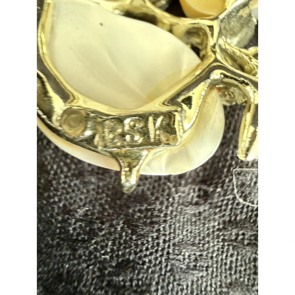 BSK‎ Faux Baroque Pearl Leaf Brooch